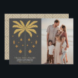 Schau dir das Palms Palm Tree Grau Weihnachtsfest  Feiertagskarte<br><div class="desc">Diese minimalistisch schicke Weihnachtsfotokarte "Deck the Palms" mit einer vergoldeten Palme in Imitaten und Weihnachtsschmuck auf dunkelgrauem Hintergrund. Die Rückseite weist einen dunkelgrauen Hintergrund mit geometrischen Mustern auf. Personalisieren Sie es für Ihre Bedürfnisse. In meinem Geschäft finden Sie passende Produkte.</div>