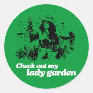SCHAU DIR MEINEN LADY GARDEN - WEISS -.png Runder Aufkleber