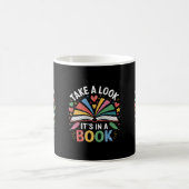 Schau mal, es steht in einem Buch Becher Kaffeetasse (Mittel)