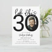 Schau mal, wer 30 ist | Foto 30. Geburtstagsfeier Einladung (Stehend Vorderseite)