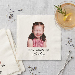 Schau mal, wer 30 ist. Kindheitsfoto zum Geburtsta Serviette