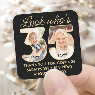 Schau mal, wer 35 ist! Schwarze und goldene Geburt Quadratischer Aufkleber
