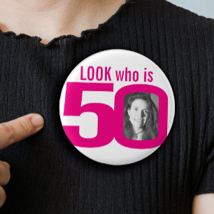 Schau mal, wer 50 Foto rosa auf weiß ist Button