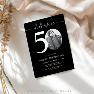 Schau mal, wer 50 ist | Black 50. Birthday Invite Einladung