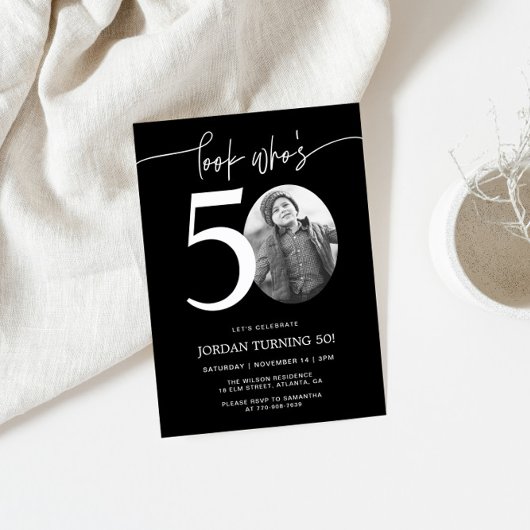 Schau mal, wer 50 ist | Black 50. Birthday Invite Einladung