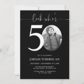 Schau mal, wer 50 ist | Black 50. Birthday Invite Einladung (Vorderseite)
