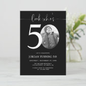 Schau mal, wer 50 ist | Black 50. Birthday Invite Einladung (Stehend Vorderseite)