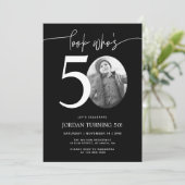 Schau mal, wer 50 ist | Black 50. Birthday Invite Einladung (Stehend Vorderseite)