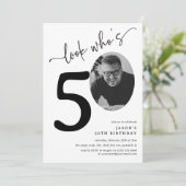 Schau mal, wer 50 ist! Modernes Foto 50. Geburtsta Einladung (Stehend Vorderseite)