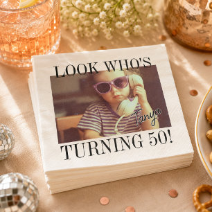 Schau mal, wer 50 wird - Lustiges Retro-Foto Serviette