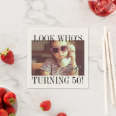 Schau mal, wer 50 wird - Lustiges Retro-Foto Serviette (Beispiel)