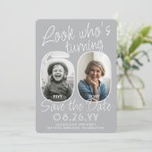 Schau mal, wer 60 ist Moderne Foto-Nummern Geburts Save The Date (Stehend Vorderseite)