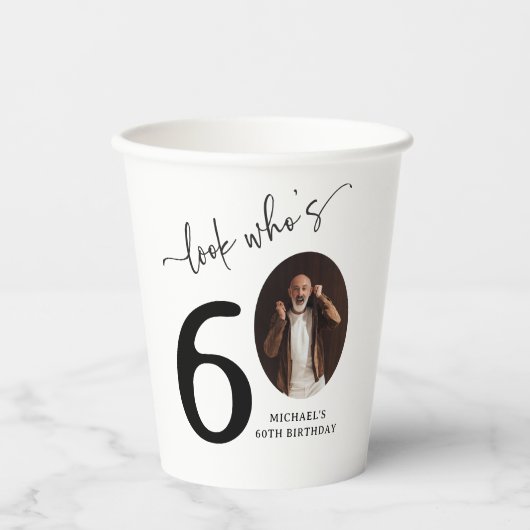 Schau mal, wer 60 ist! Modernes Foto 60. Geburtsta Pappbecher (Vorderseite)