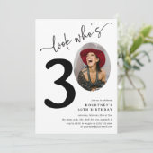 Schau mal, wer ist 30! Modernes Foto 30. Geburtsta Einladung (Stehend Vorderseite)