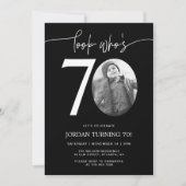 Schau mal, wer ist 70 | Black 70. Birthday Invite Einladung (Vorderseite)