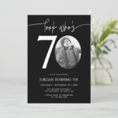 Schau mal, wer ist 70 | Black 70. Birthday Invite Einladung (Stehend Vorderseite)