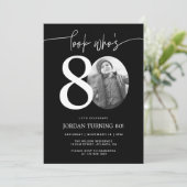 Schau mal, wer ist 80 | Black 80. Birthday Invite Einladung (Stehend Vorderseite)