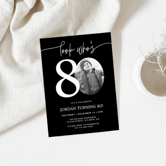 Schau mal, wer ist 80 | Black 80. Birthday Invite Einladung