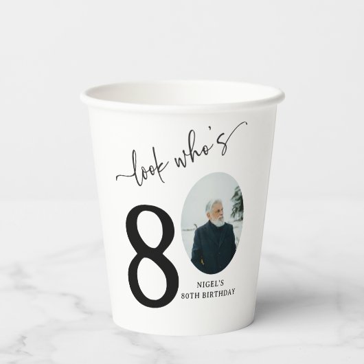 Schau mal, wer ist 80! Modernes Foto 80. Geburtsta Pappbecher (Rückseite)