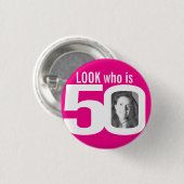 Schau, wer 50 Foto heiß rosa weiß ist Button (Vorne & Hinten)