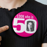 Schau, wer 50 Foto heiß rosa weiß ist Button<br><div class="desc">Feiern Sie einen 50. Geburtstag mit diesem lustigen Hot Rosa und Weiß-Look, der 50 Foto Button-Abzeichen-Taste ist. Personalisieren Sie dieses Abzeichen mit einem Foto des Geburtstagsmädchens. Eine tolle Idee, um einer Geburtstagsfeier etwas Spaß zu machen. Es kann auch verwendet werden, um Fotos oder andere lustige oder peinliche Fotos über Ihre...</div>