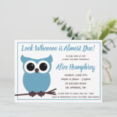 Schau, wer fast fällig ist! Blue Owl Baby Dusche Einladung (Stehend Vorderseite)