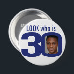 Schau, wer ist 30 Foto Marine blau weiß 30. Geburt Button<br><div class="desc">Feiern Sie einen 30. Geburtstag mit diesem lustigen Look, der 30 ist, um Ihr eigenes Foto Abzeichen/Taste. Personalisieren Sie diesen Meilenstein 30 Jahre alt Abzeichen mit einem Foto des Geburtstagsjungen oder -mädchens. Eine tolle Idee, um einen Foto-Spaß zu einer Geburtstagsfeier hinzuzufügen. Kann verwendet werden, um Fotos oder andere lustige oder...</div>