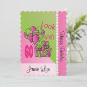 Schau, wer ist 60 | 60. Geburtstag Einladung (Stehend Vorderseite)