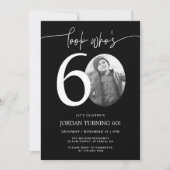 Schau, wer ist 60 | Black 60. Birthday Invite Einladung (Vorderseite)