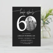 Schau, wer ist 60 | Black 60. Birthday Invite Einladung (Stehend Vorderseite)