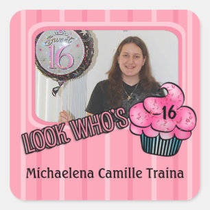 Schau, wer zum Geburtstag einen rosa Streifen hat! Quadratischer Aufkleber