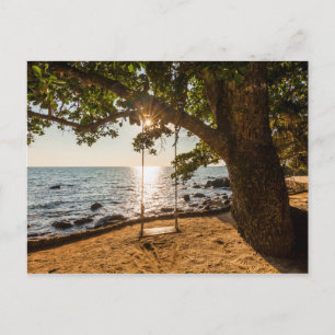 Schauen Sie bei Sonnenuntergang am Strand Postkarte