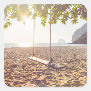 Schauen Sie bei Sonnenuntergang am Strand Quadratischer Aufkleber