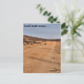 Schauen Sie in beide Richtungen. Postkarte (Stehend Vorderseite)