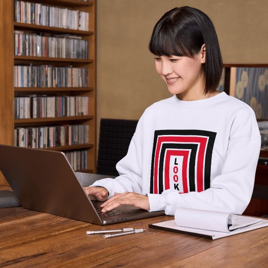 Schauen Sie nach innen T-Shirt