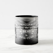 Schauen Sie nicht zurück, denn das Beste ist noch, Zweifarbige Tasse (Mittel)