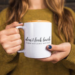 Schauen Sie nicht zurück | Modernes aufstrebendes  Kaffeetasse<br><div class="desc">Einfaches,  stilvolles "Nicht zurückblicken",  individuelles Design mit moderner Schrift-Typografie in minimalistischem Designstil inspiriert von Positivität und Zukunftsaussicht. Der Text kann leicht angepasst werden,  um Ihren eigenen Namen oder einen eigenen Slogan für das perfekte Erziehungsgeschenk hinzuzufügen! #dontlookback #positivevibes #positivity #covid #covid19 #coronavirus #pandemic #corona #behappy #happy #goodvibes</div>