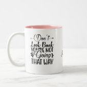 Schauen Sie nicht zurück | Modernes aufstrebendes Zweifarbige Tasse (Links)