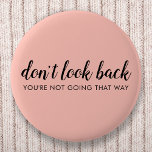 Schauen Sie nicht zurück | Modernes Hochheben von  Button<br><div class="desc">Einfaches, stilvolles "Nicht zurückblicken", individuelles Design mit moderner Schrift-Typografie auf einem rot-rosa Hintergrund in minimalistischem Design-Stil, inspiriert von Positivität und Zukunftsorientierung. Der Text kann leicht angepasst werden, um Ihren eigenen Namen oder einen eigenen Slogan für das perfekte Erziehungsgeschenk hinzuzufügen! #dontlookback #positivevibes #positivity #covid #covid19 #coronavirus #pandemic #corona #behappy #happy #goodvibes...</div>