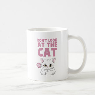 Schauen Sie sich die Katze nicht an - die sonnige Kaffeetasse
