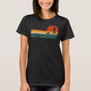 Schauen Sie sich diese Streifen Rasenmäher an. T-Shirt