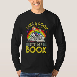 Schauen Sie sich in einer Buchreihe Rainbow Ballon T-Shirt