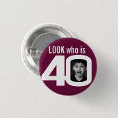 Schauen Sie, wer 40 Foto dunkelrot weiß ist 40. Ge Button (Vorne & Hinten)