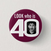 Schauen Sie, wer 40 Foto dunkelrot weiß ist 40. Ge Button (Vorderseite)