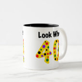 Schauen Sie, wer 40 ist Zweifarbige Tasse (VorderseiteRechts)