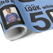Schauen Sie, wer 50 ist (addieren Sie Foto) Geschenkpapier (Rolleneckpunkt)