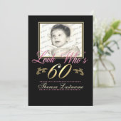 Schauen Sie, wer 60 Foto ist Einladung (Stehend Vorderseite)