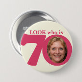 Schauen Sie, wer 70 Foto Spaß rosa Creme-Taste/Abz Button (Vorne & Hinten)