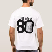 Schauen Sie, wer 80 Foto schwarz und weiß ist T-Shirt (Rückseite)