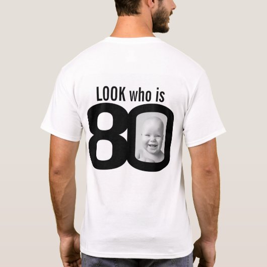 Schauen Sie, wer 80 Foto schwarz und weiß ist T-Shirt (Rückseite)
